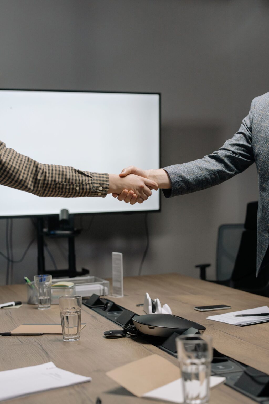 Acuerdo de colaboración entre profesionales en una oficina
