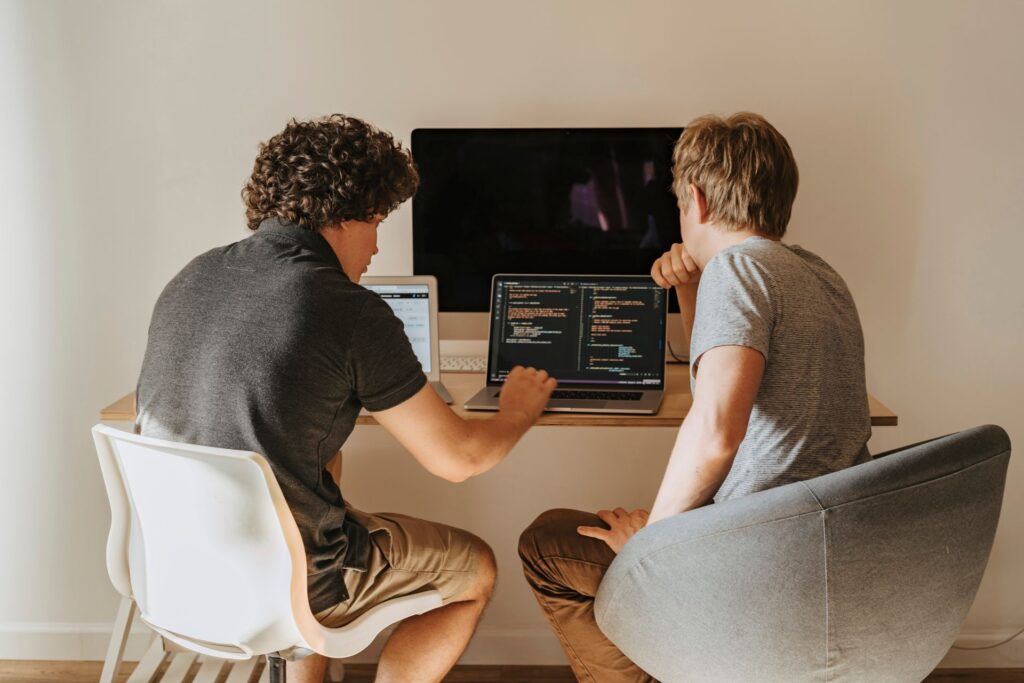 Profesionales revisando un proyecto en una oficina