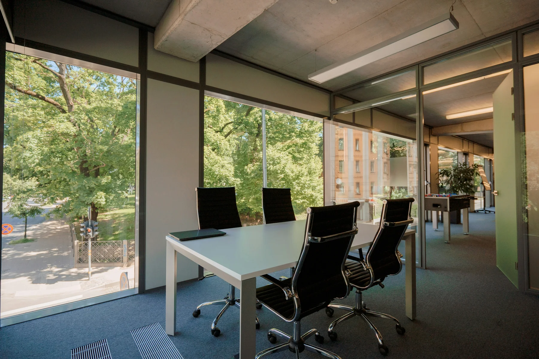 Sala de reuniones con ventanales y mesa de trabajo